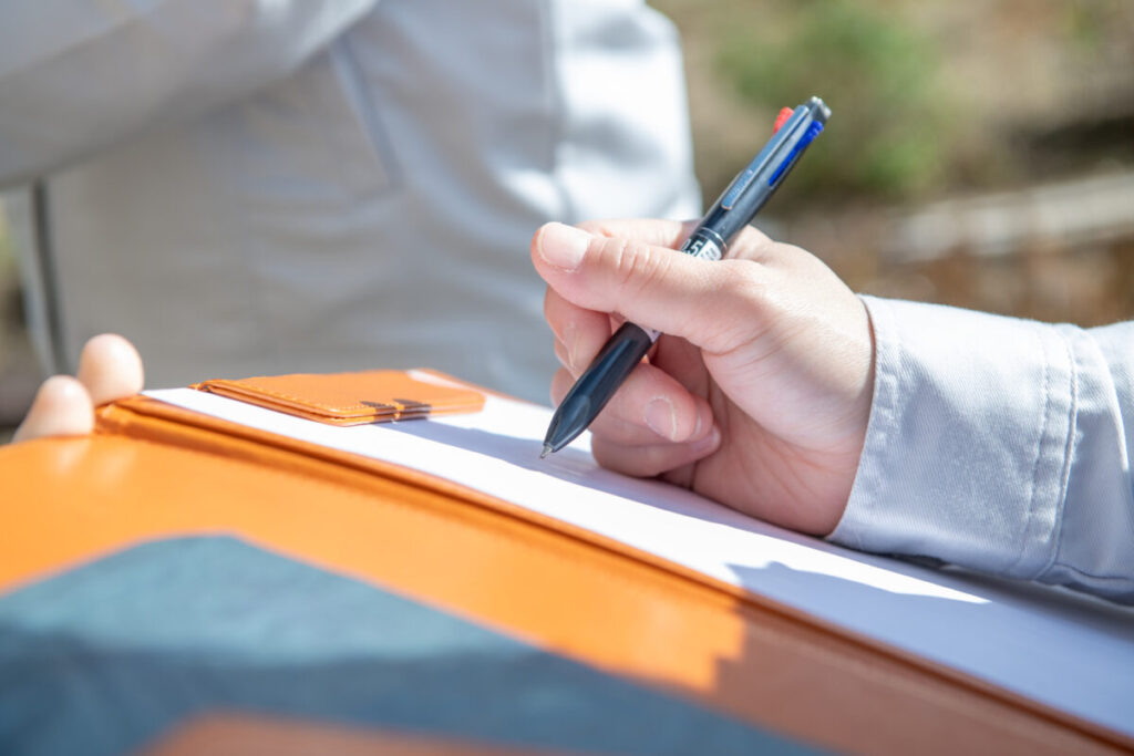 複数の見積もりを比較している様子