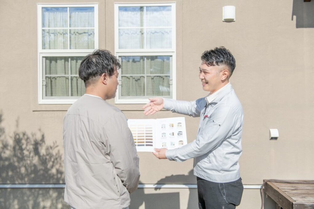 外壁塗装の相談をしている打ち合わせの様子