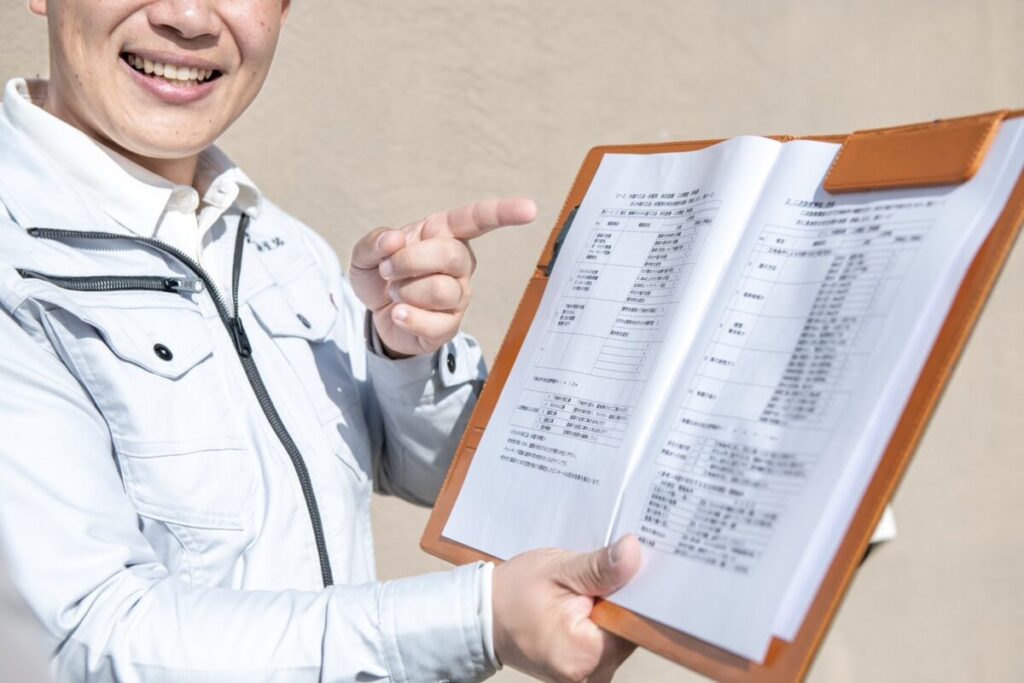 外壁塗装の見積もり内容を確認している様子(羽村市)