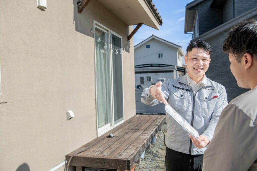 外壁塗装の見積もり内容を確認している様子