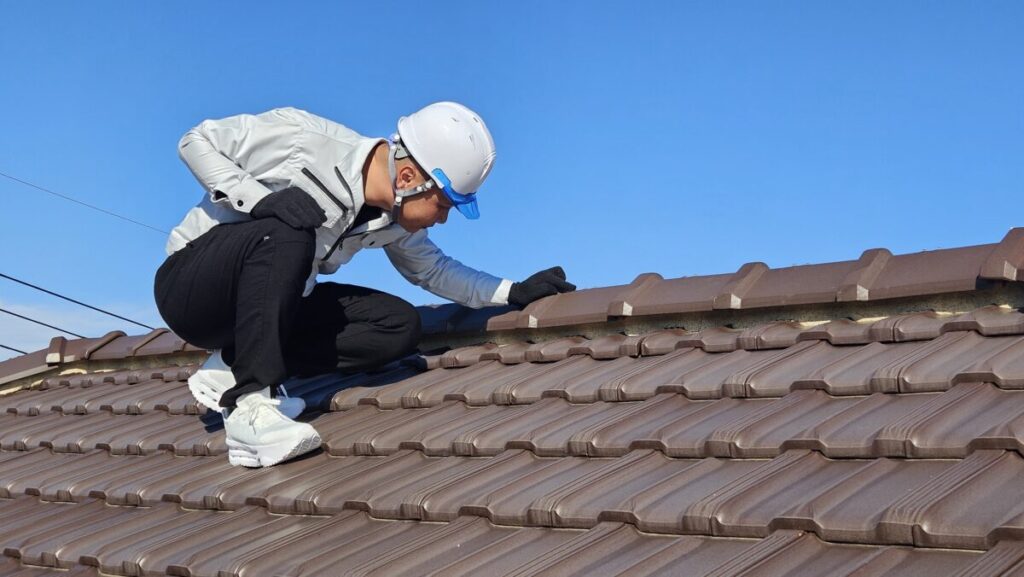 雨漏りの原因確認のため外壁や屋根を点検している様子(羽村市)