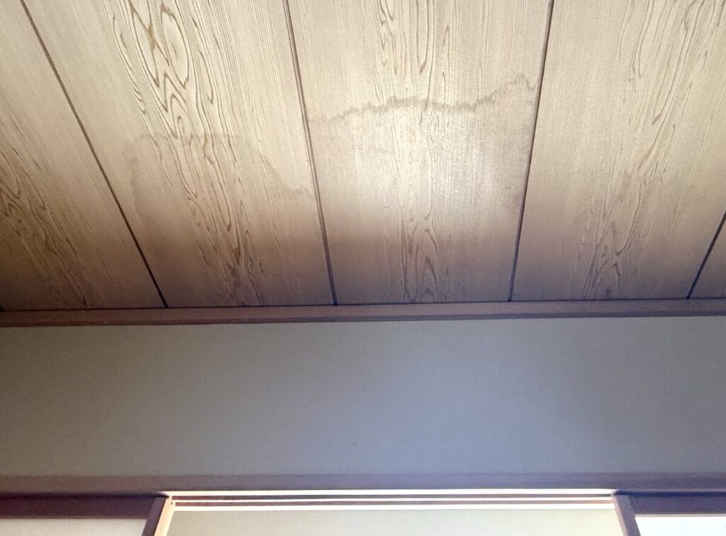 雨漏りを放置すると被害が広がることが分かる天井のシミの例