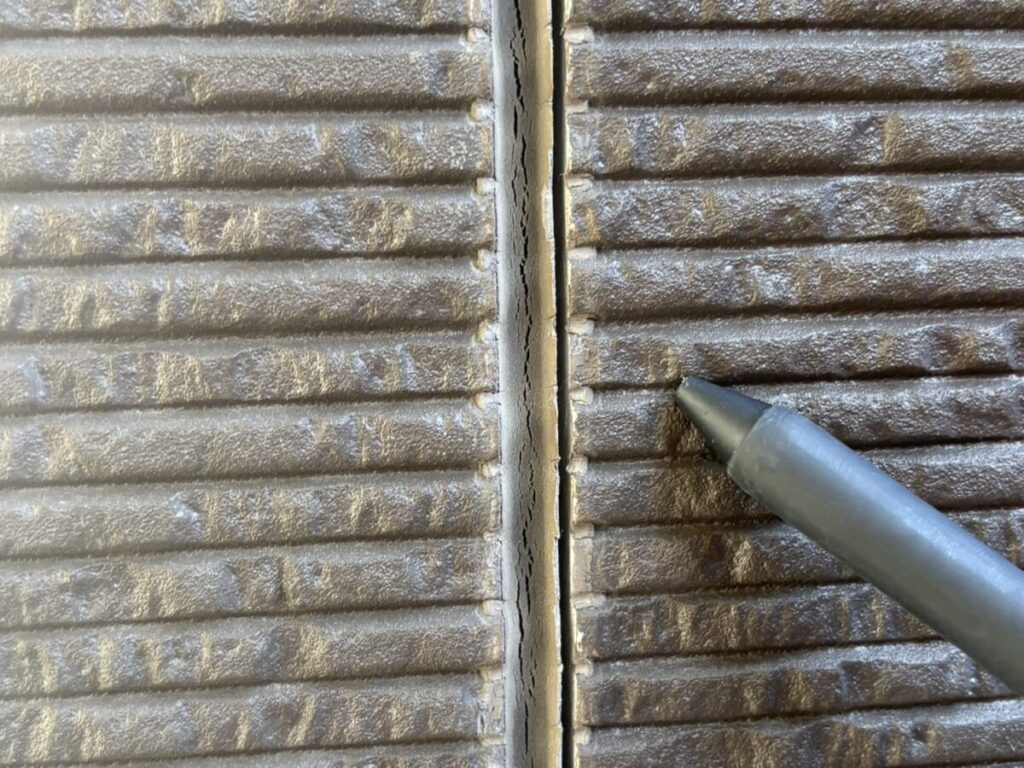 コーキングのひび割れと劣化が進んだ状態