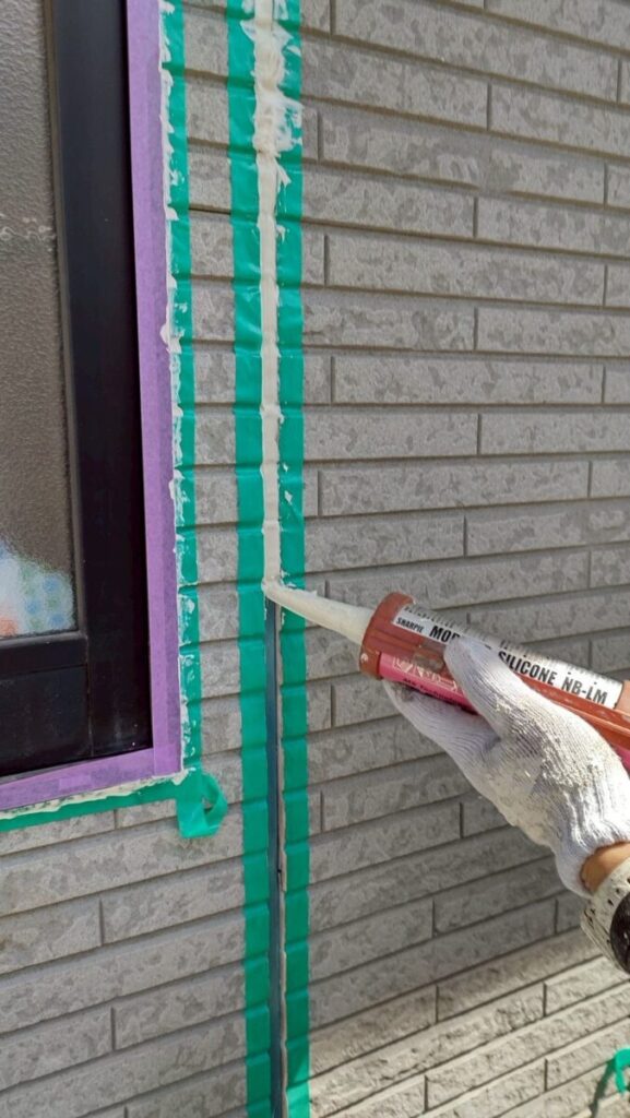 コーキング打ち替え施工中の様子