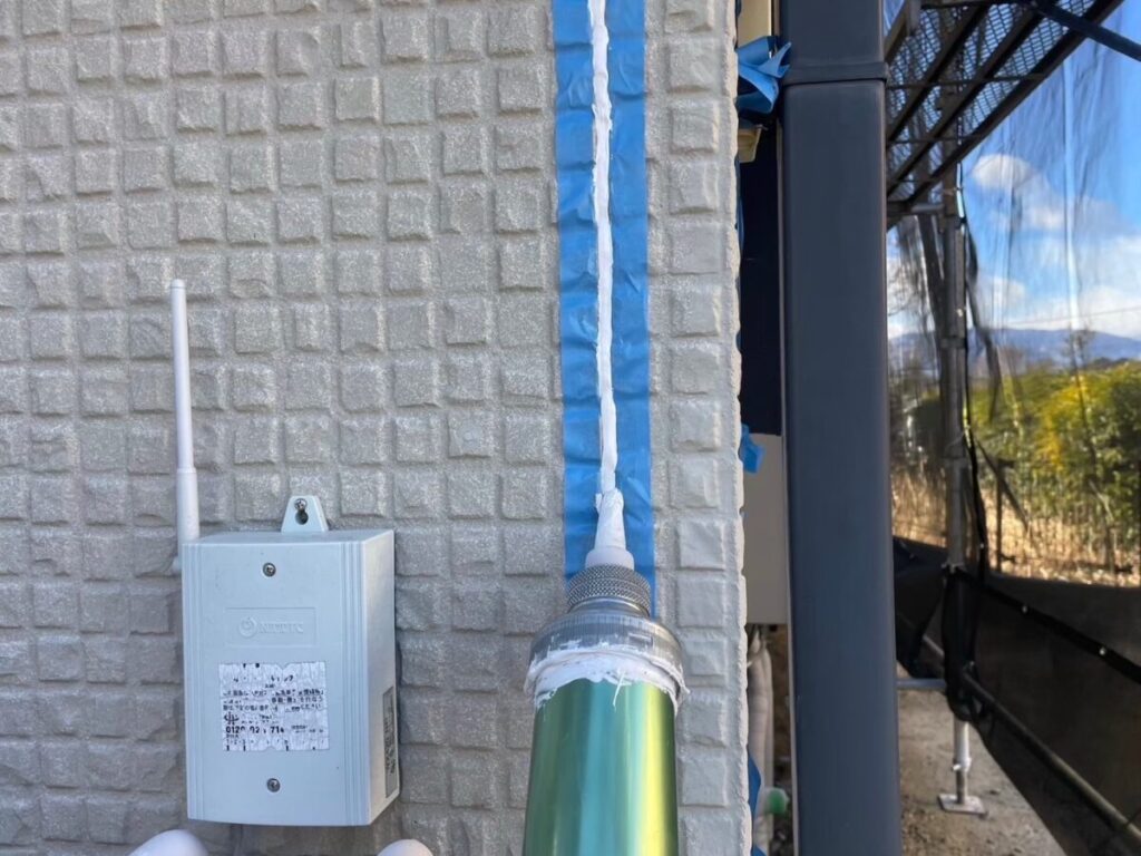 外壁コーキングの打ち替え施工中の様子