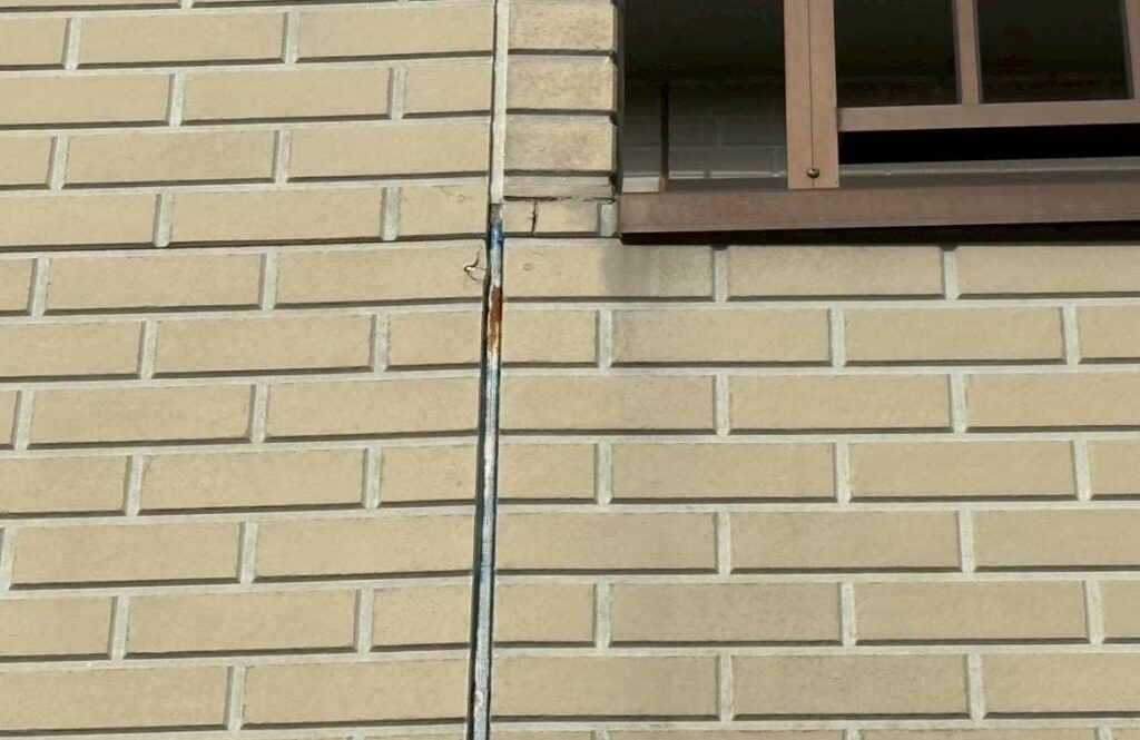 コーキングが剥がれて隙間が発生している外壁の劣化症状