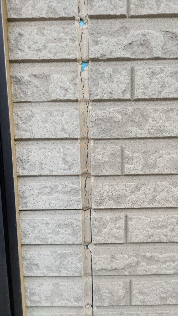 外壁コーキングのひび割れ劣化状況（羽村市の施工前）