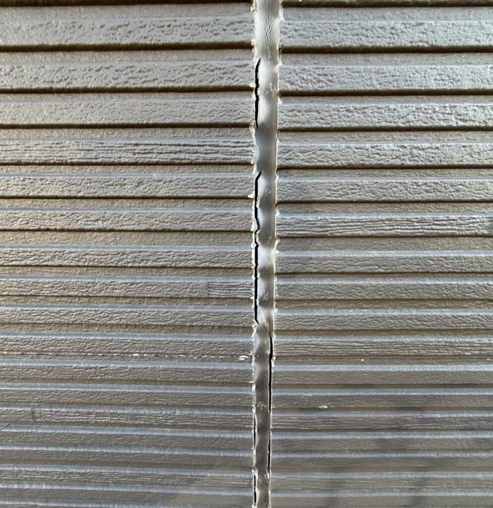 コーキングの肉やせにより隙間ができている状態（外壁劣化）