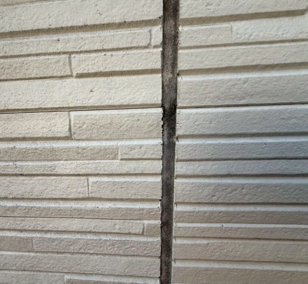 外壁のコーキングに汚れや劣化が見られる状態(羽村市)