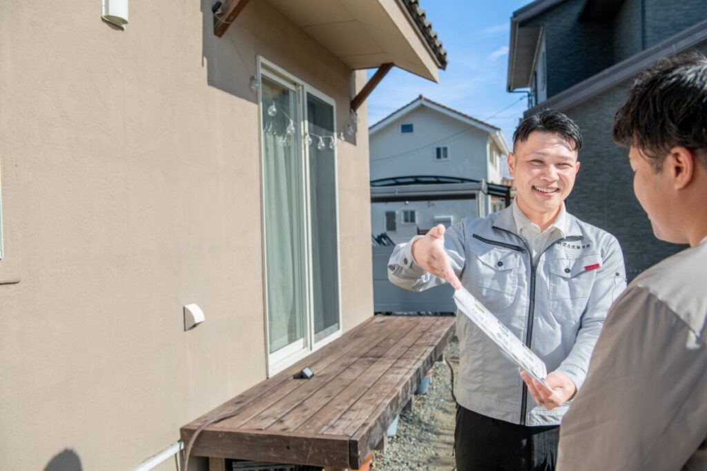 外壁塗装の見積もり内容を説明している様子(羽村市)