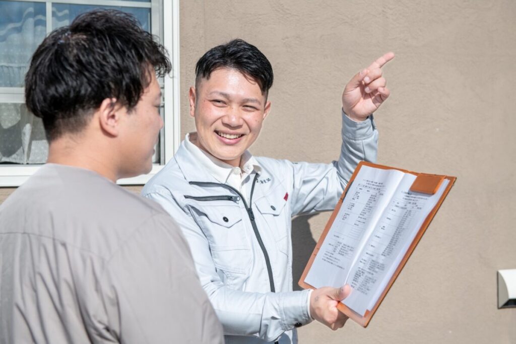 外壁塗装の見積もり内容をお客様に丁寧に説明している様子