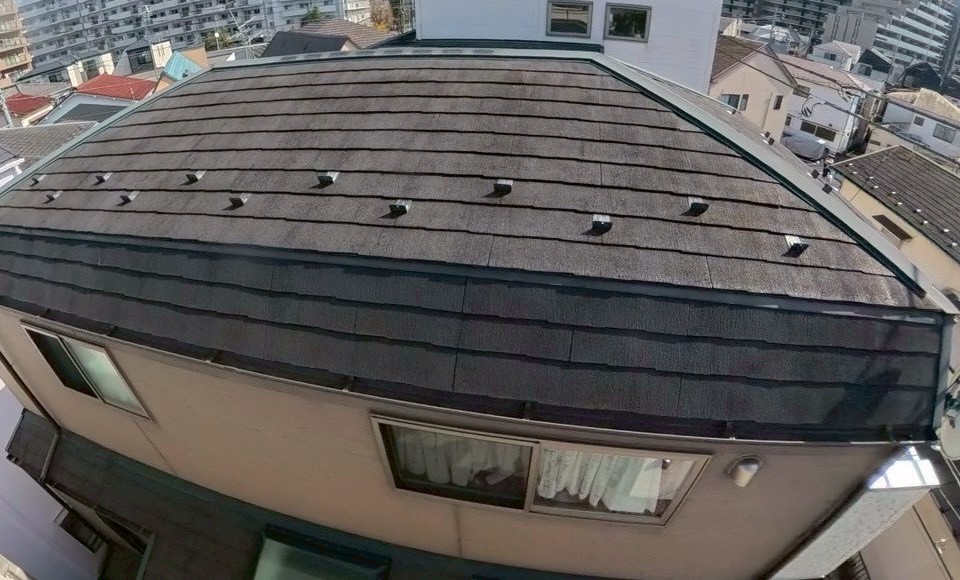 屋根全体の状態が確認できる住宅の外観写真