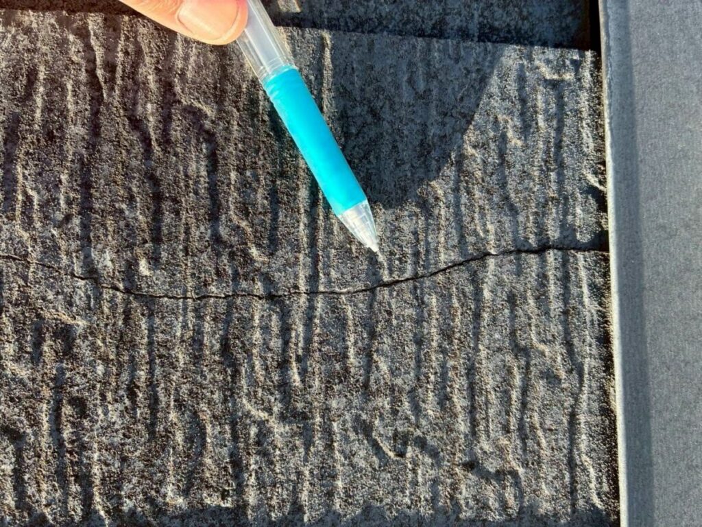 劣化によりひび割れが発生している屋根