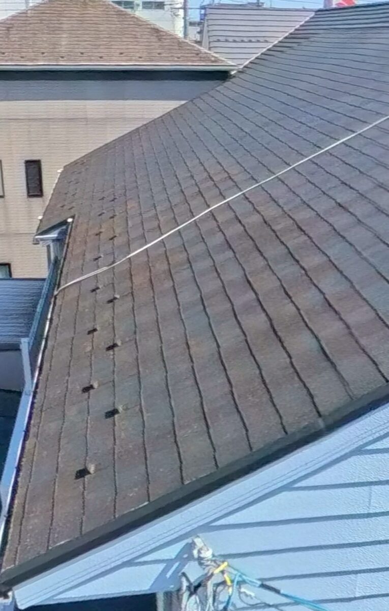 屋根の色あせやコケが発生している状態(羽村市)