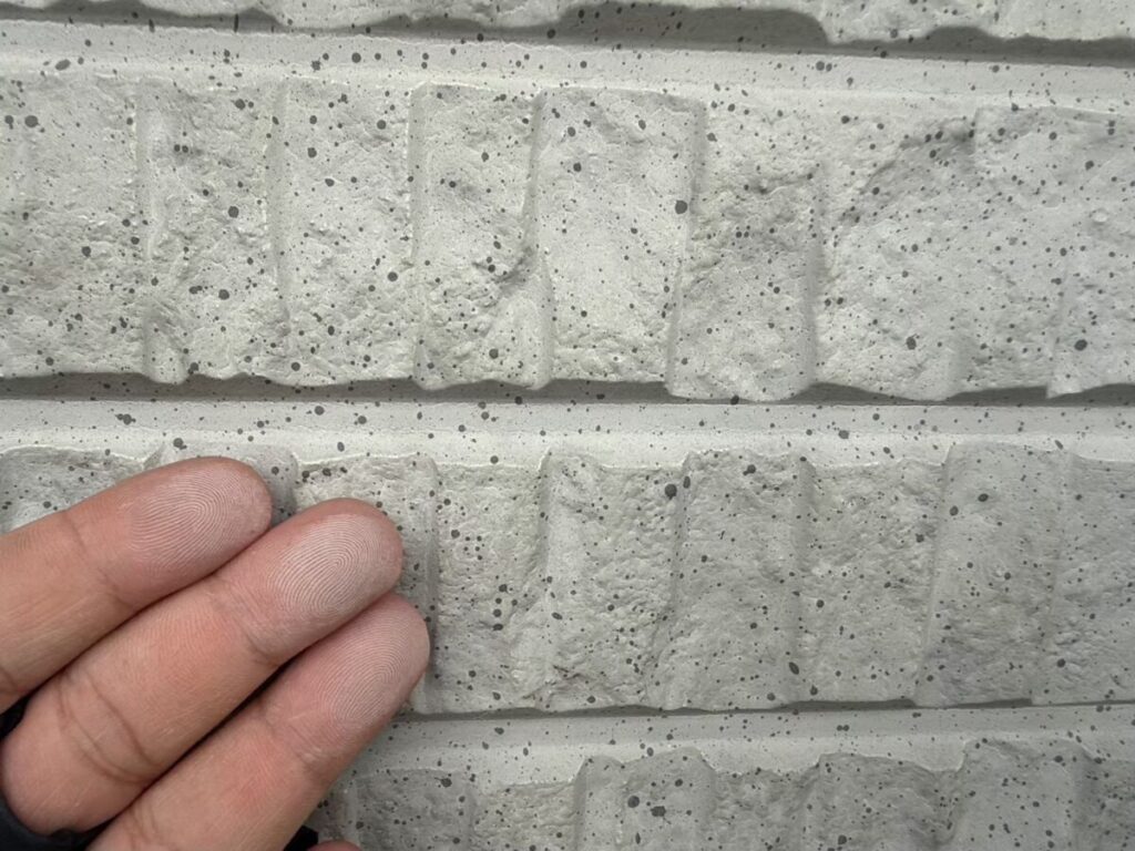 外壁に白い粉が付くチョーキング現象