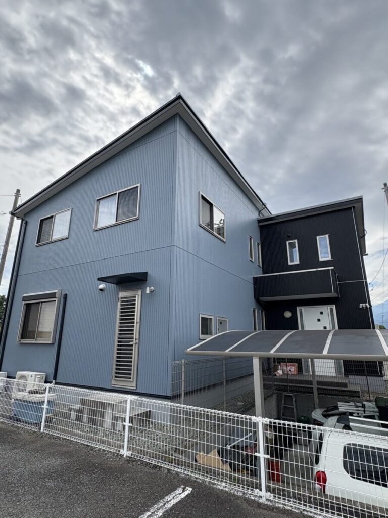 黒とブルーを組み合わせたツートン外壁施工事例