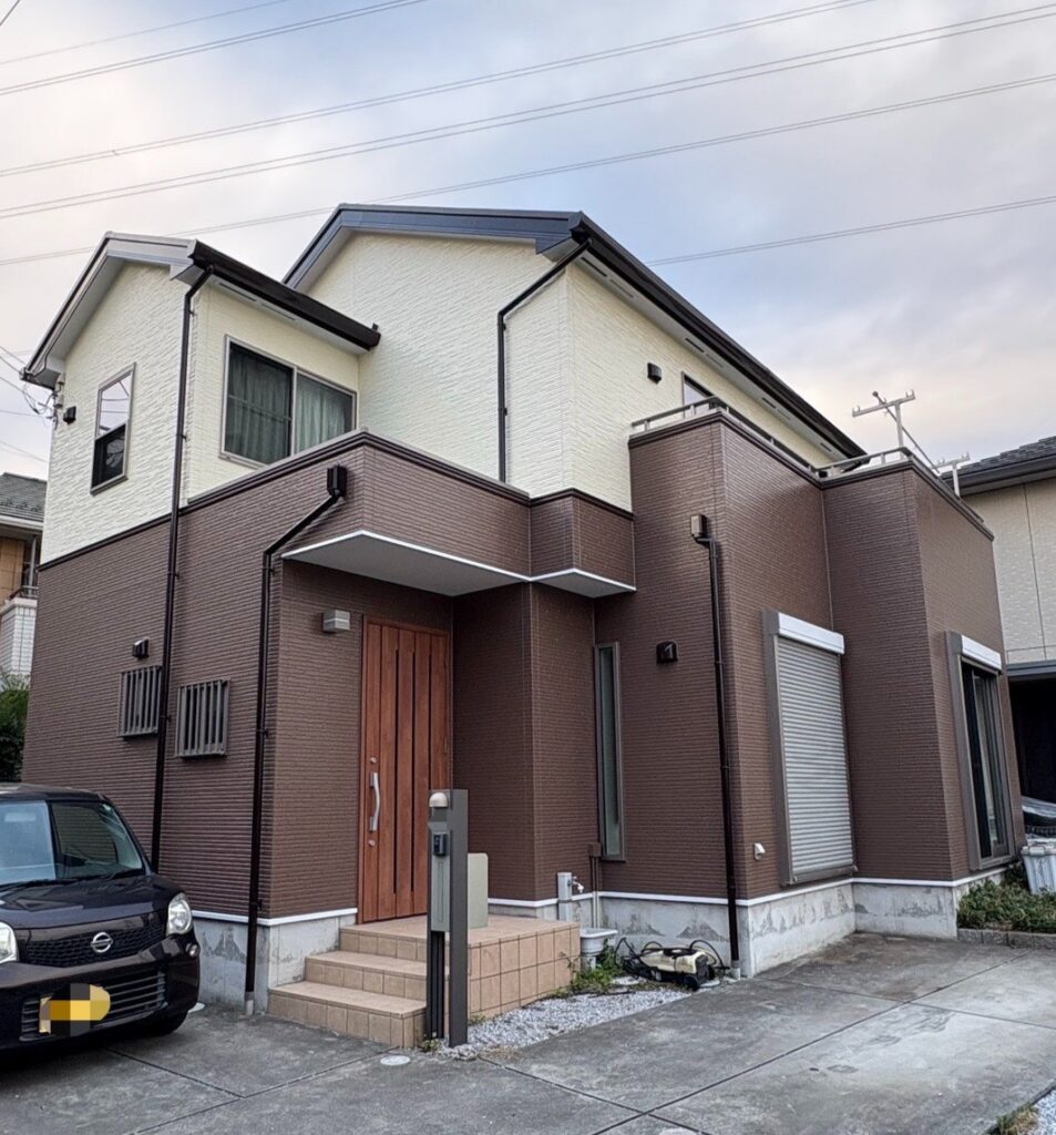 ブラウンとクリームカラーを組み合わせたツートン外壁塗装施工事例