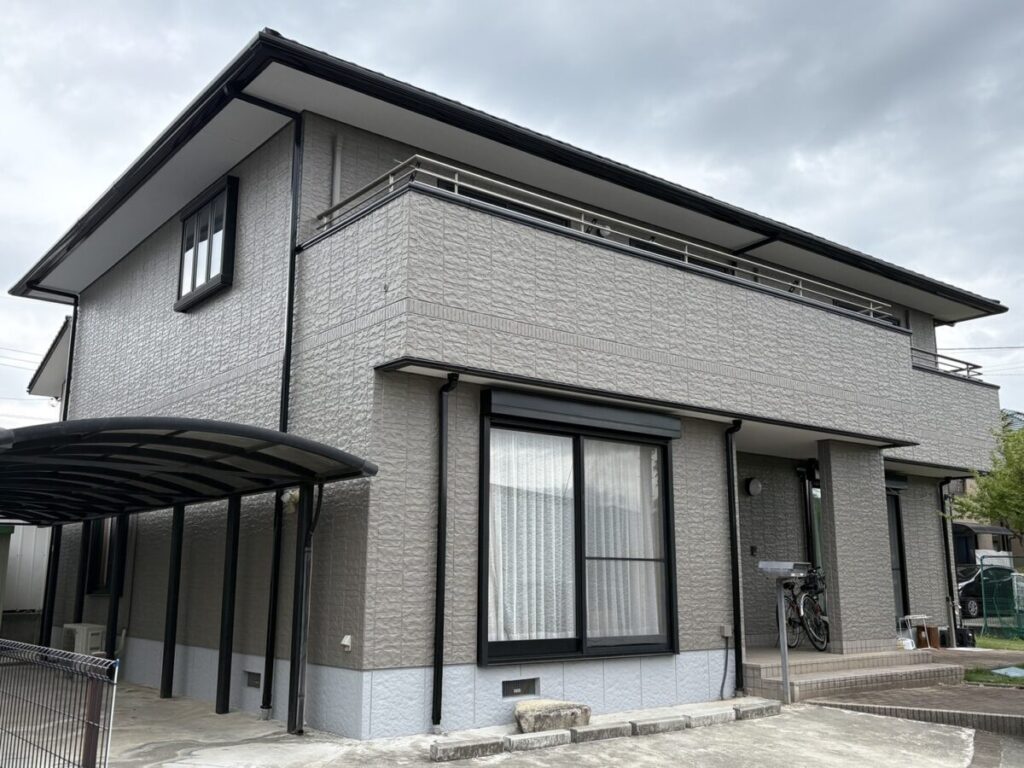 グレー系カラーで仕上げた外壁塗装の施工事例