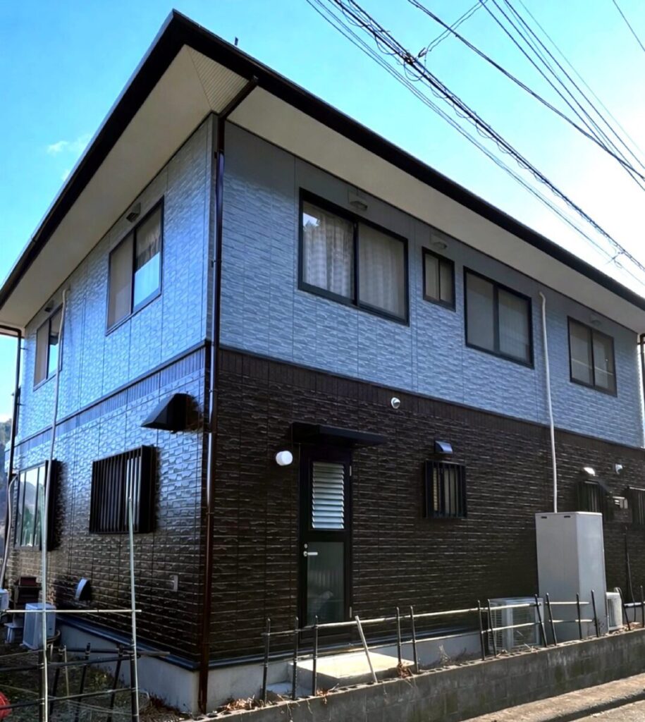 ネイビーとブラウンのツートンカラーで仕上げた外壁塗装施工事例