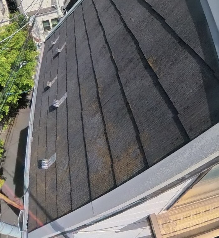 紫外線の影響で色あせが進行している黒い屋根