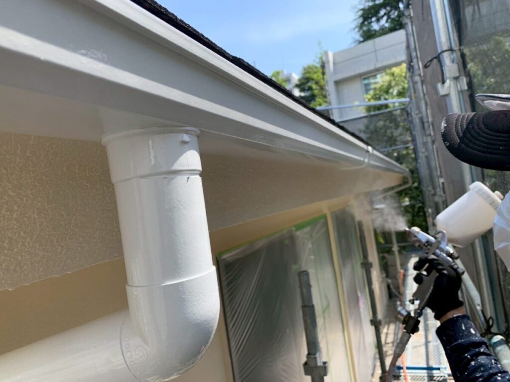 光触媒塗装を吹付施工している様子