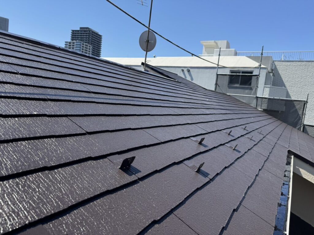 羽村市の屋根塗装後の状態|光触媒塗料により美観が向上したスレート屋根