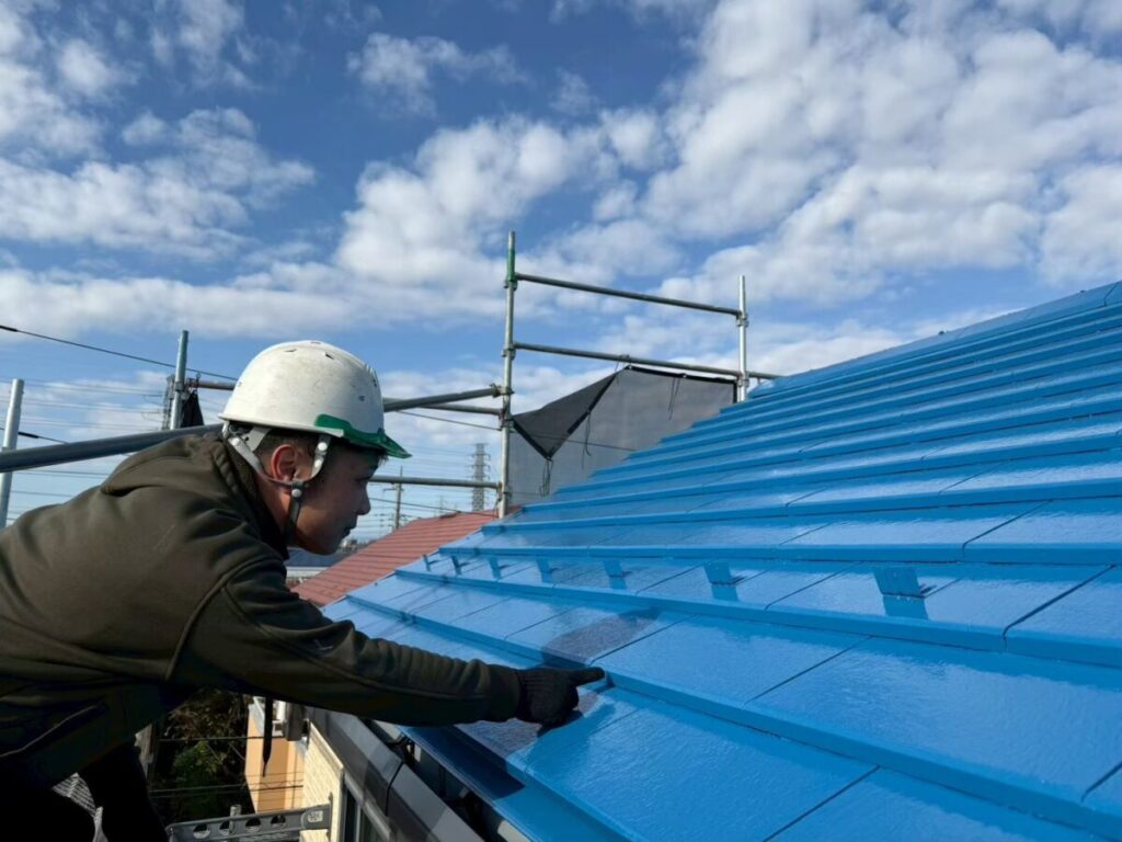 屋根の状態を確認する職人