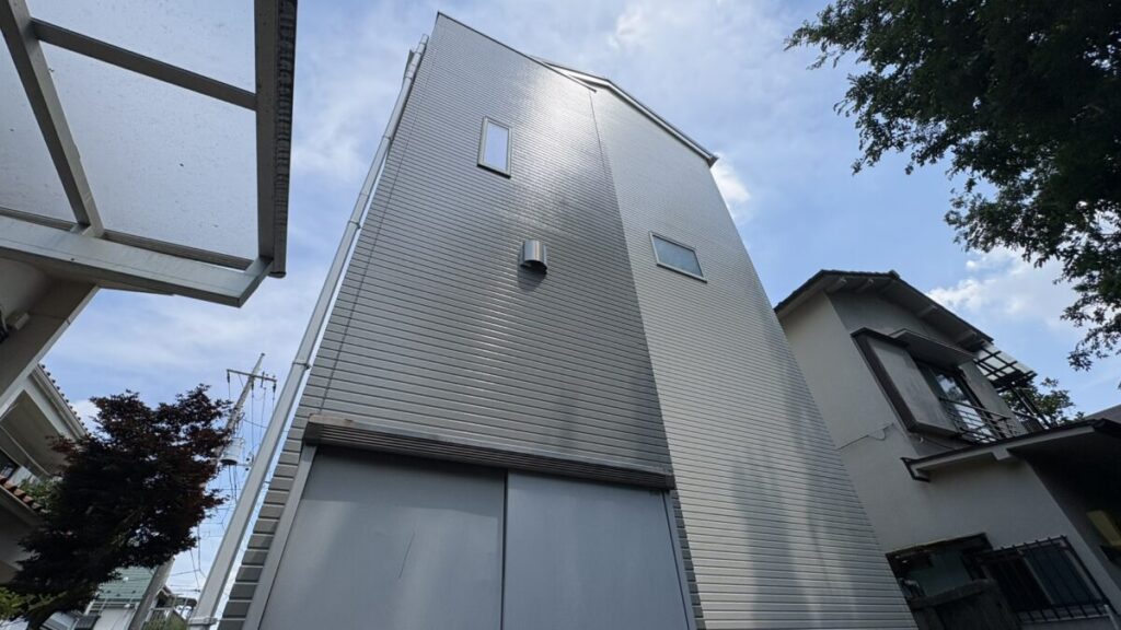 外壁塗装と屋根塗装を同時施工した住宅