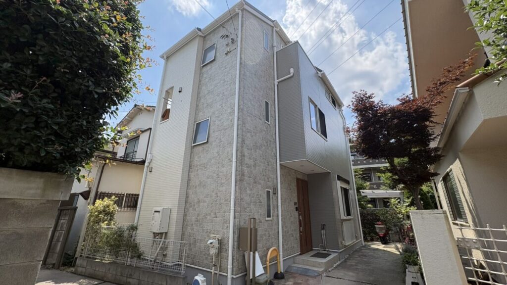 外壁と屋根を同時施工した住宅の完成写真