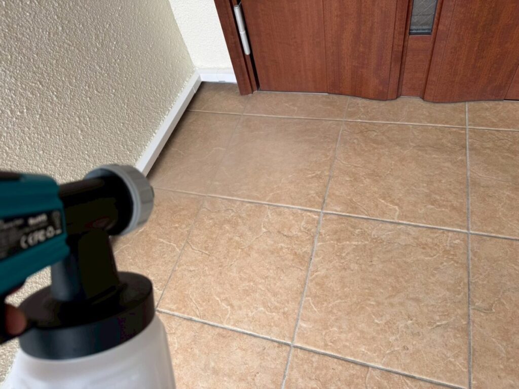 光触媒コーティングを施工する様子