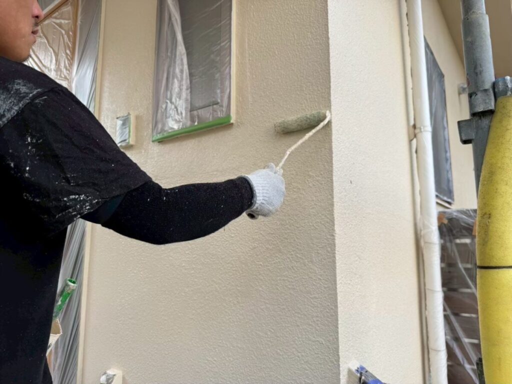 外壁を丁寧に塗装する職人