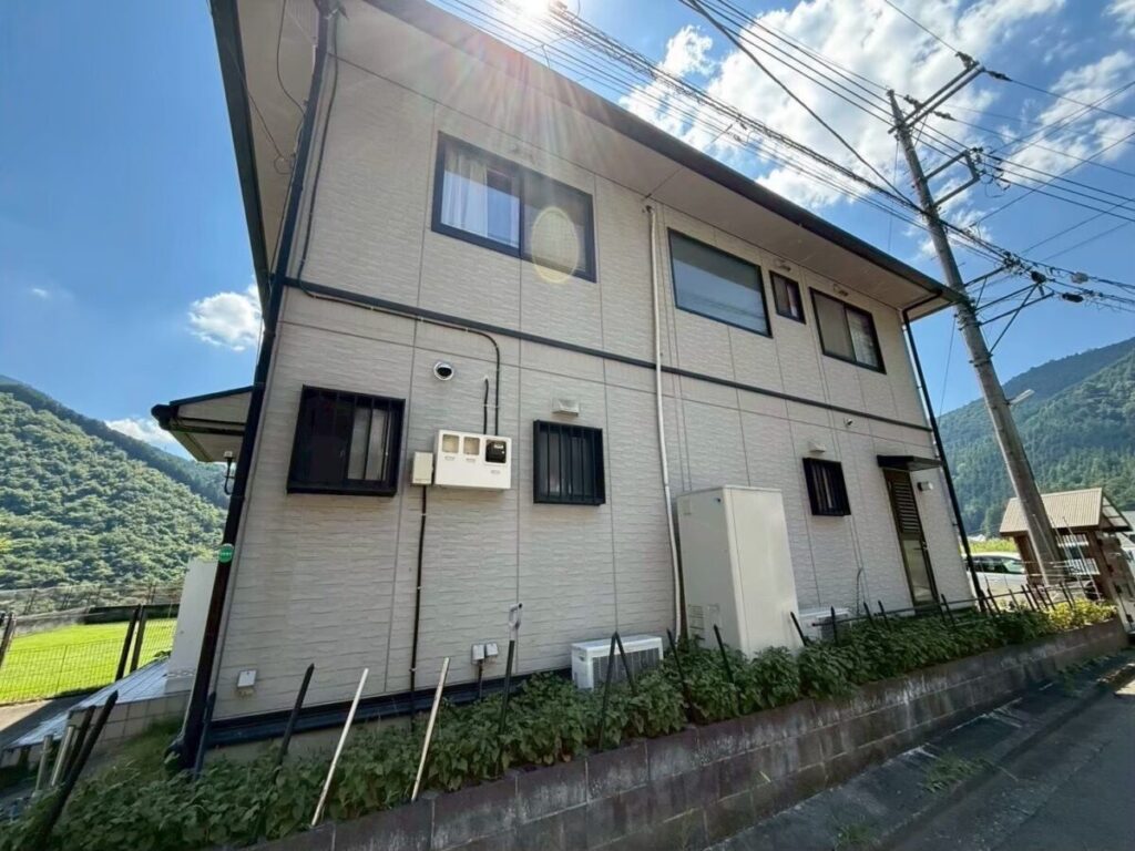 外壁塗装前に建物全体の状態を確認している住宅