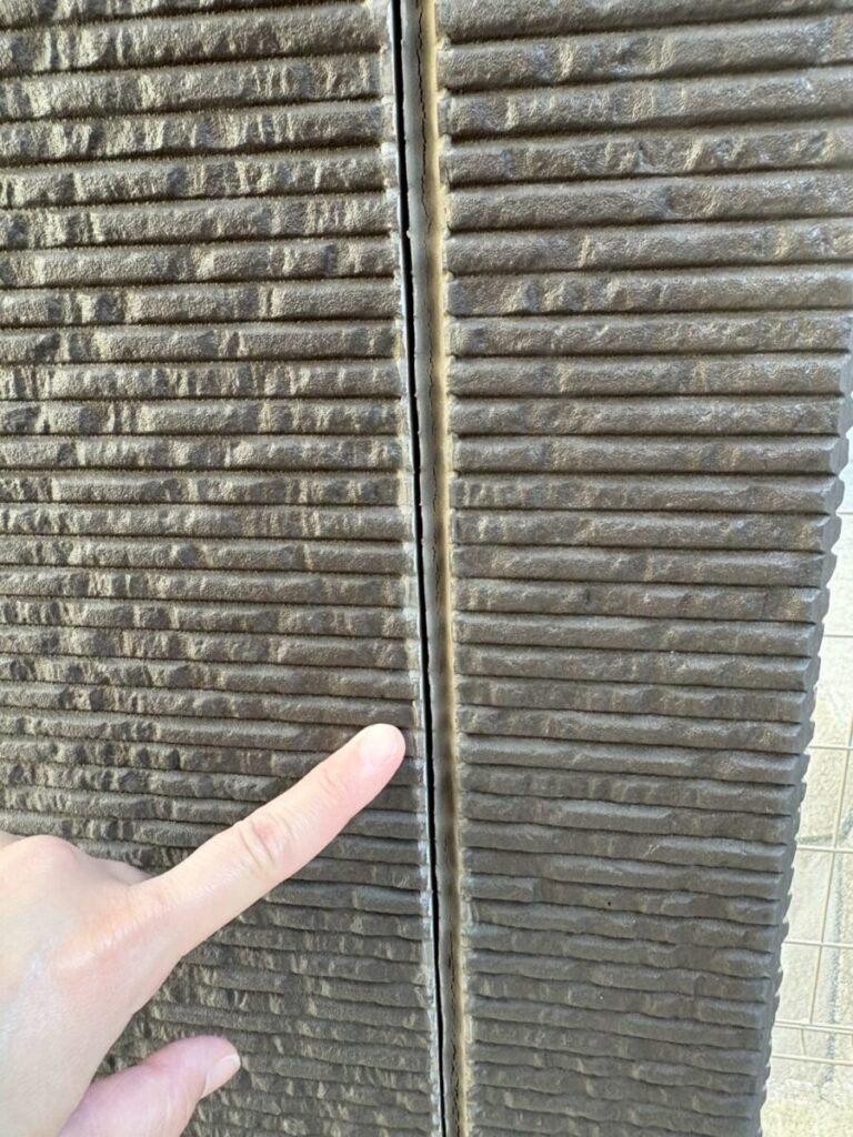 外壁コーキングの劣化状況を確認