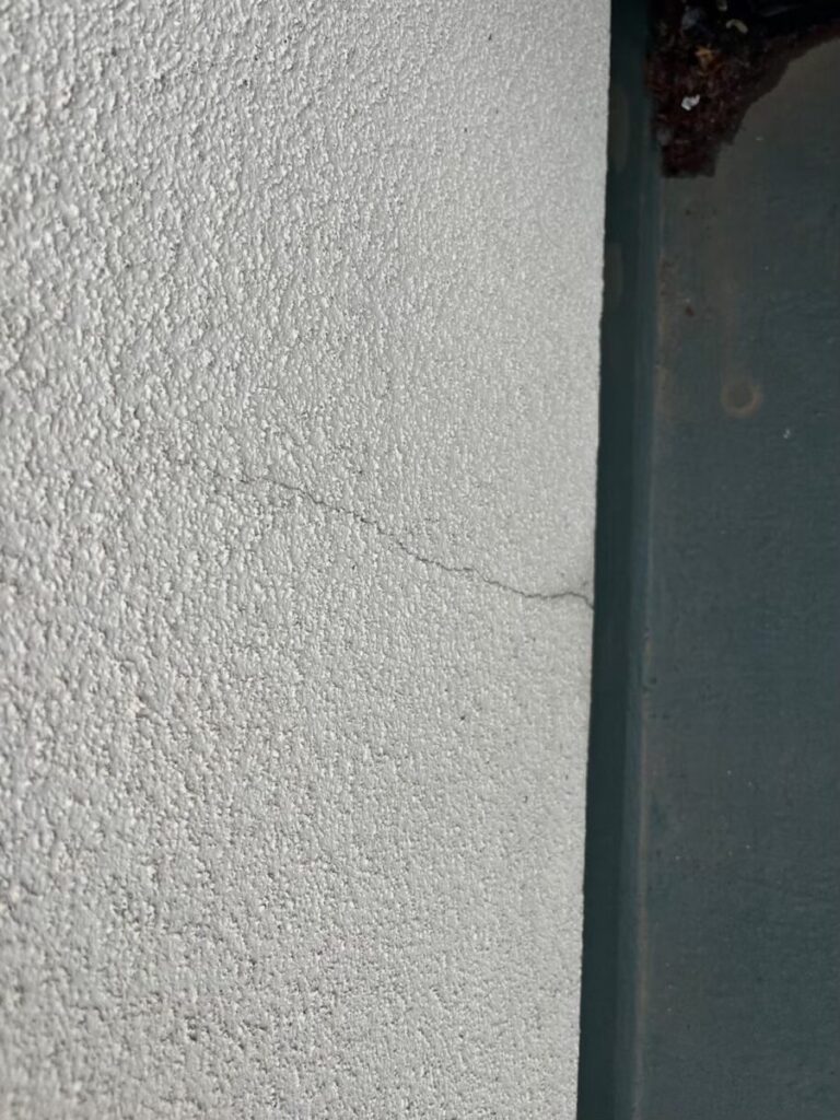 外壁に発生したヘアークラックの点検