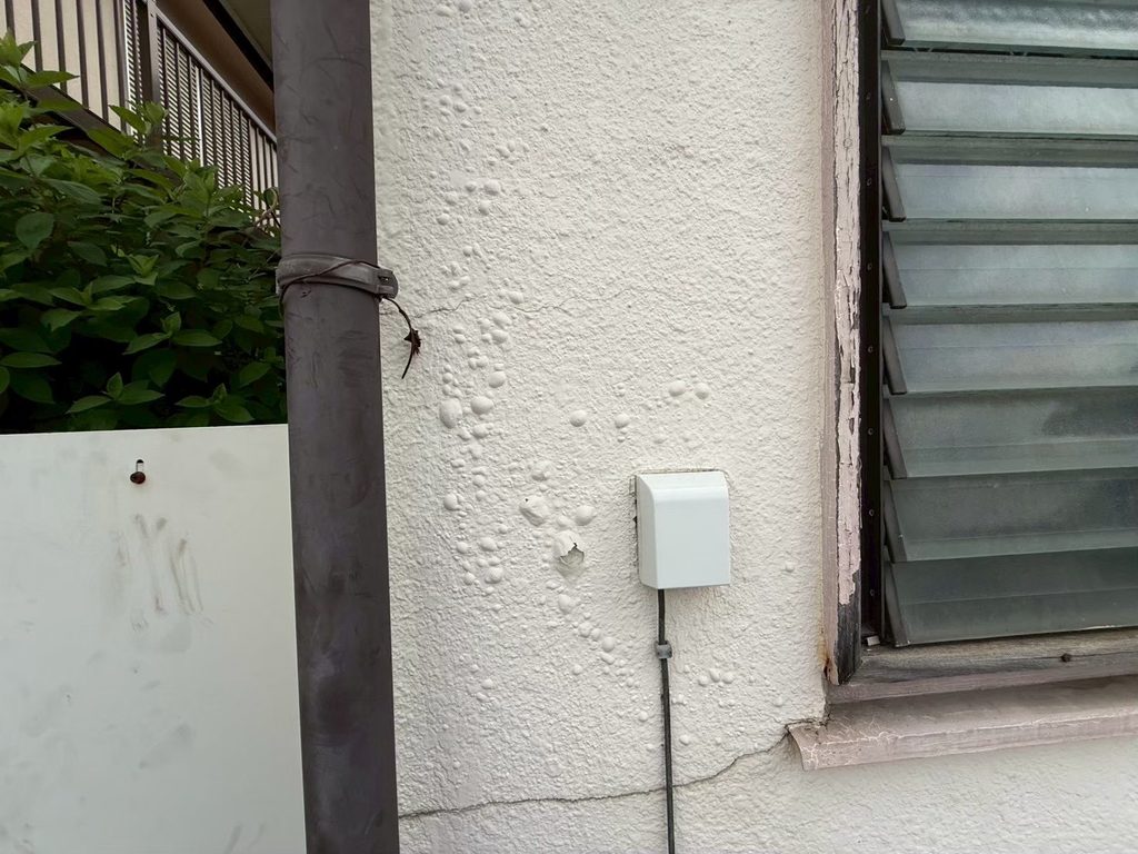 外壁塗装後に発生した塗膜の膨れ