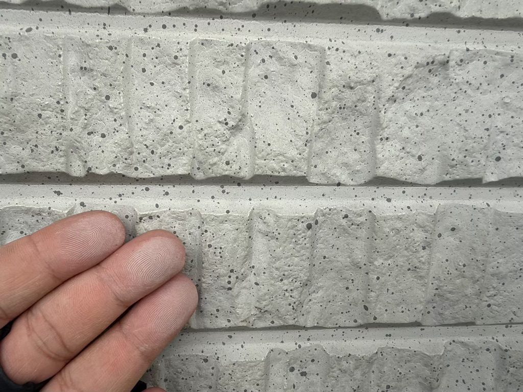 外壁に発生したチョーキングの状態を確認