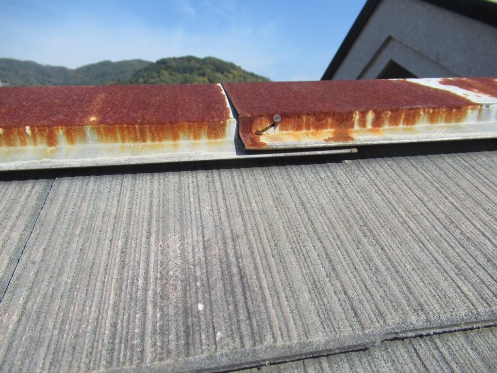 屋根の棟板金が浮いている状態