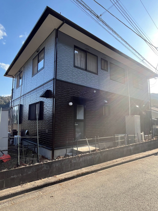東京都あきる野市-J様邸-施工後01-ツートンカラーの建物外観