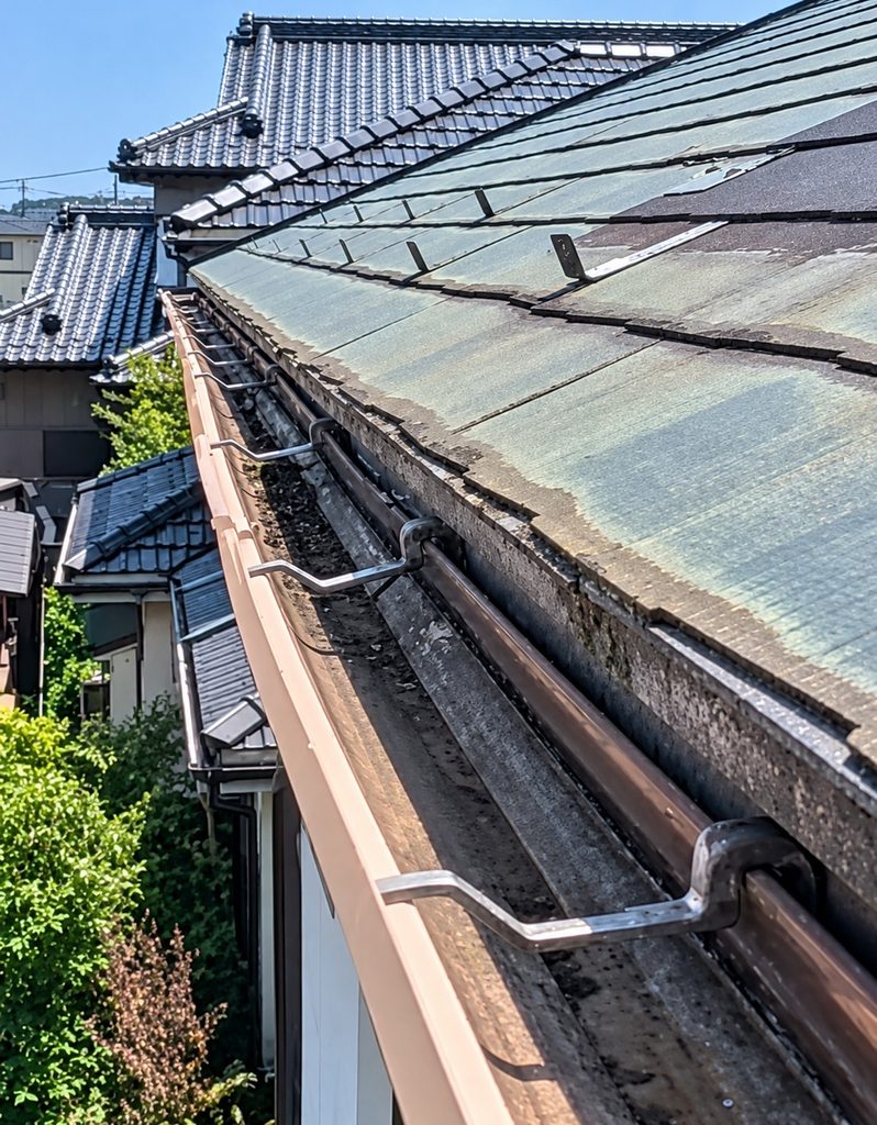 雨樋を支える金具が外れている状態