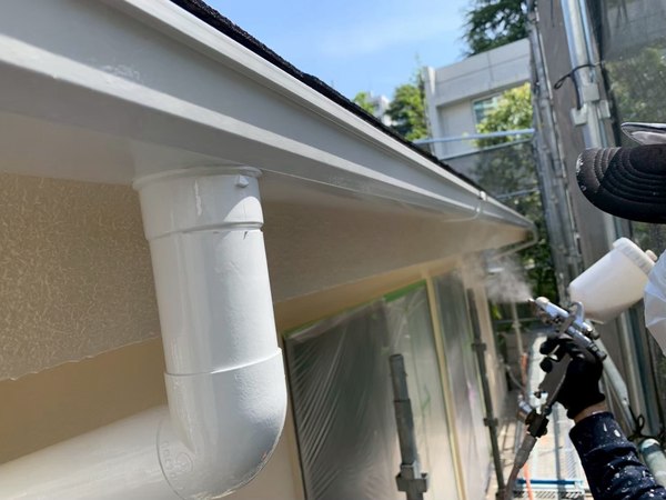 東京都羽村市-KT様邸-本文15-外まわりの吹き付け作業